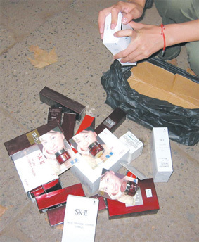 &ldquo;高檔化妝品&rdquo;低價賣 謊言戳破落荒而逃(圖) _新聞中心_中國江蘇網